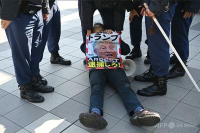 日米首脳会談会場近くで反トランプデモ、警察に移動させられる