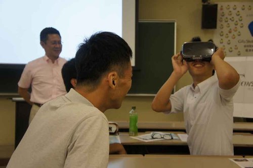 岐阜聖徳学園大学がオープンキャンパスでVRを使った模擬授業を実施 -- アインシュタイン博士がテーマ、九州大学と共同開発 岐阜聖徳学園大学がオープンキャンパスでVRを使った模擬授業を実施 -- アインシュタイン博士がテーマ、九州大学と共同開発