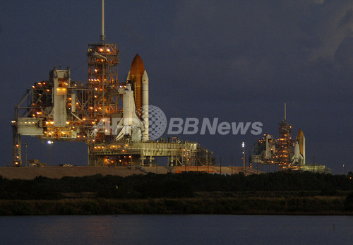 スペースシャトル2機、並んで発射台にお目見え スペースシャトル2機、並んで発射台にお目見え