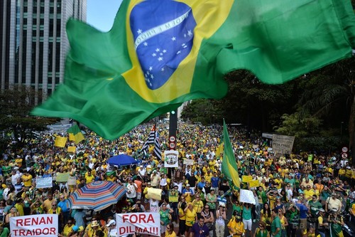ブラジル全土で反大統領デモ、「190万人参加」 ブラジル全土で反大統領デモ、「190万人参加」