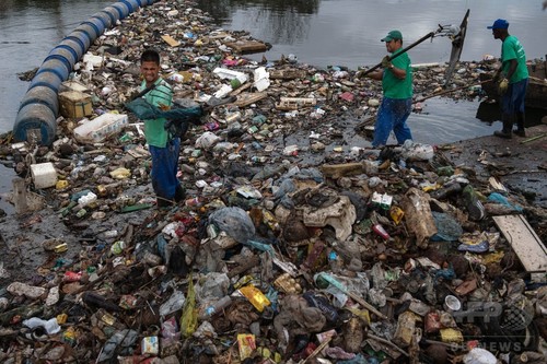 リオ五輪会場の湾は「巨大トイレ」、浄化作業進まず リオ五輪会場の湾は「巨大トイレ」、浄化作業進まず