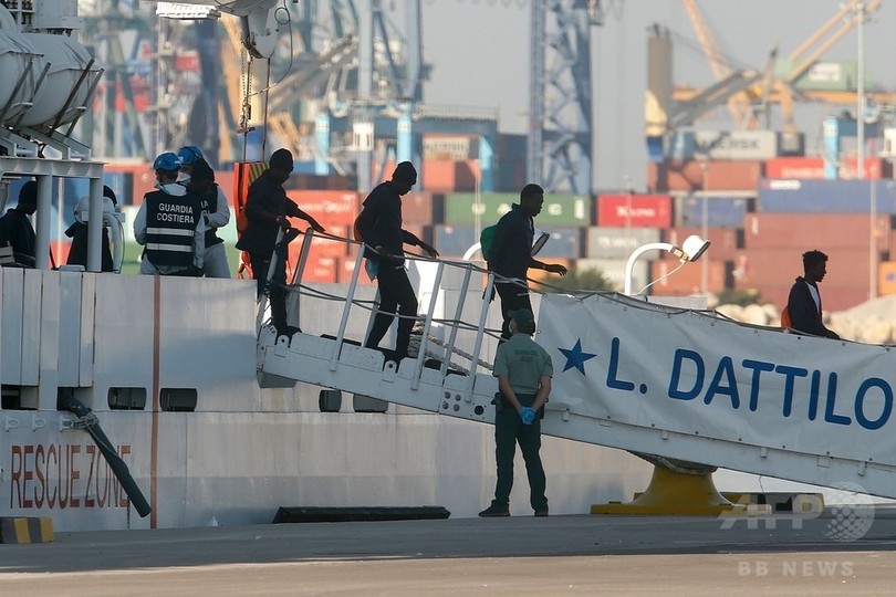 イタリアが受け入れ拒否の移民を乗せた船、スペイン到着