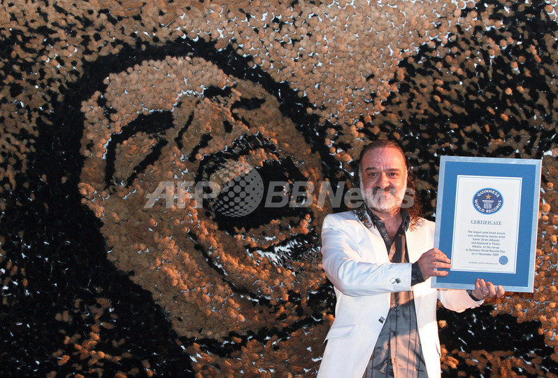 絵筆25万本の「マイケル」、世界最大モザイク画でギネス記録 絵筆25万本の「マイケル」、世界最大モザイク画でギネス記録