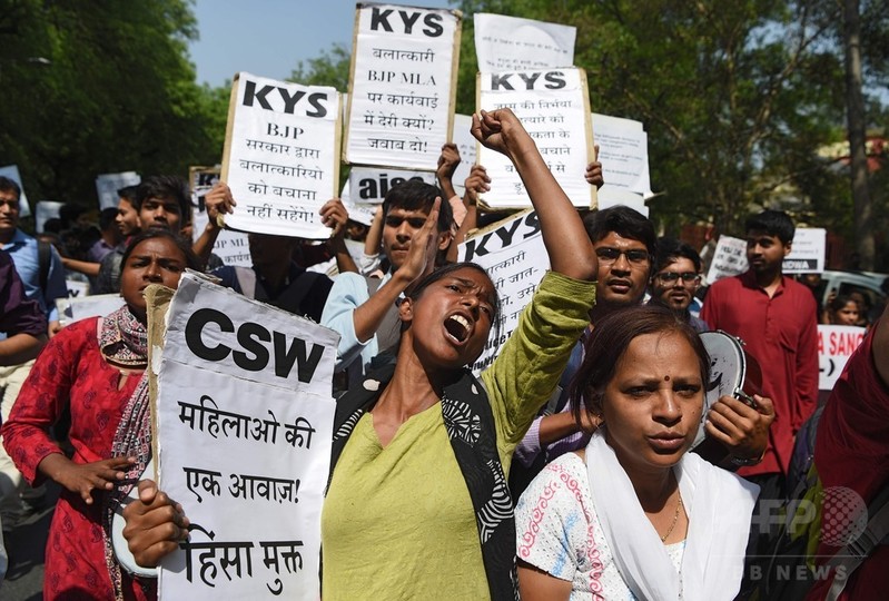 8歳女児を集団レイプし殺害、警察官ら男8人逮捕 インド 8歳女児を集団レイプし殺害、警察官ら男8人逮捕 インド