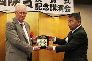 金沢大学が第1回「鈴木大拙--西田幾多郎記念金沢大学国際賞」授賞式および記念講演会を開催 -- 受賞者のヨーロッパを代表する東洋学者フレデリック・ジラール氏が講演 金沢大学が第1回「鈴木大拙--西田幾多郎記念金沢大学国際賞」授賞式および記念講演会を開催 -- 受賞者のヨーロッパを代表する東洋学者フレデリック・ジラール氏が講演