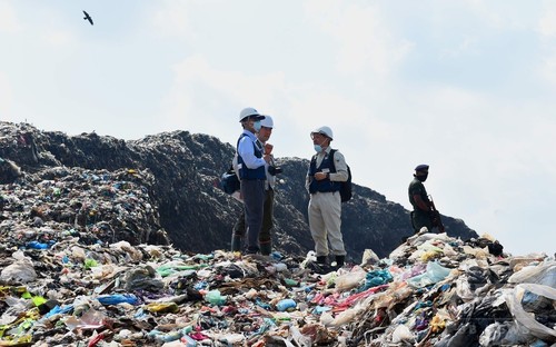 スリランカのごみ山崩落、日本が国際緊急援助隊を派遣 スリランカのごみ山崩落、日本が国際緊急援助隊を派遣