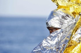 地中海で移民船沈没、126人死亡 「密航業者がエンジン盗んだ」 地中海で移民船沈没、126人死亡 「密航業者がエンジン盗んだ」