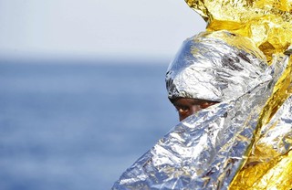 地中海で移民船沈没、126人死亡 「密航業者がエンジン盗んだ」 地中海で移民船沈没、126人死亡 「密航業者がエンジン盗んだ」