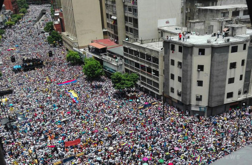 ベネズエラ、大統領罷免求め大規模デモ 野党幹部「100万人参加」 ベネズエラ、大統領罷免求め大規模デモ 野党幹部「100万人参加」