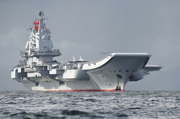 中国空母が台湾海峡を通過、中台の緊張高まる中