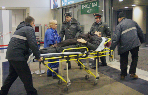 モスクワの空港で自爆攻撃、35人死亡