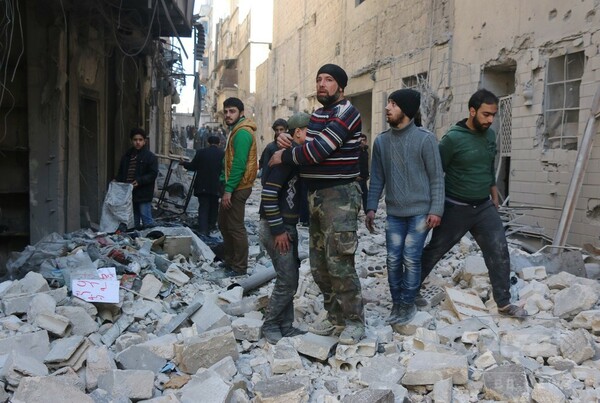 シリア政府軍、アレッポ周辺で大規模攻勢 数万人の住民が避難