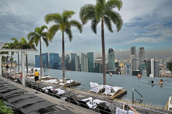 高級ホテルの屋上プールで景色を満喫、シンガポール