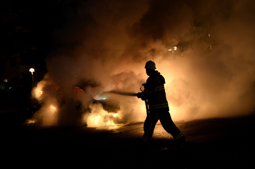 ストックホルムで3夜連続の暴動、車や学校に放火