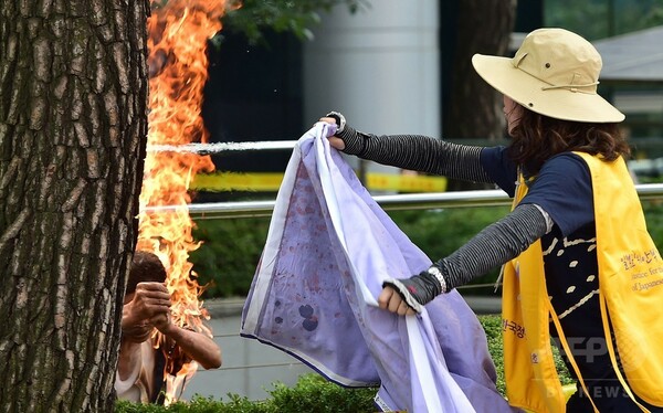 韓国の日本大使館前で男性が焼身自殺図る、慰安婦問題の集会で