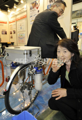 ペダルをこぐだけ、日本メーカーが開発した魔法の「自転車浄水器」 ペダルをこぐだけ、日本メーカーが開発した魔法の「自転車浄水器」