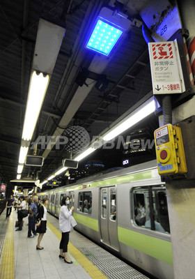 山手線全駅ホームに「青色LED」の自殺防止照明 山手線全駅ホームに「青色LED」の自殺防止照明