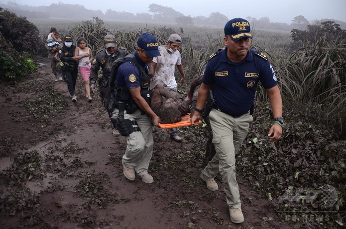 グアテマラのフエゴ山が噴火、25人死亡 空港も閉鎖 グアテマラのフエゴ山が噴火、25人死亡 空港も閉鎖