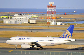 過剰予約で乗客引きずり降ろす、米ユナイテッド航空に非難殺到 過剰予約で乗客引きずり降ろす、米ユナイテッド航空に非難殺到