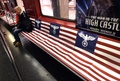 米ニューヨークの地下鉄に掲げられた、ナチス・ドイツのシンボルを使用した米アマゾン・ドットコムのドラマ広告（2015年11月24日撮影）。(c)AFP/TIMOTHY A. CLARY