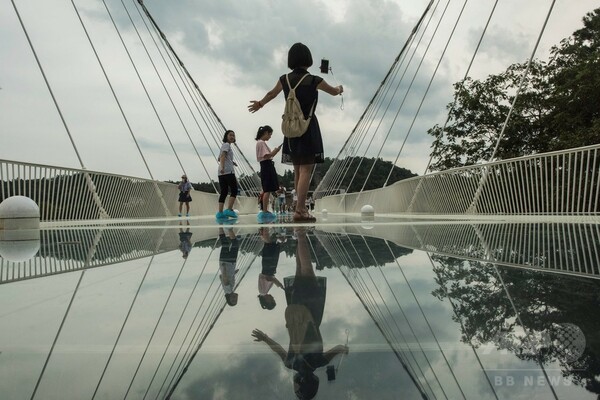 世界一高くて長いガラス橋が開通、中国・張家界
