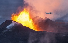 溶岩を噴き上げるバルダルブンガ山、アイスランド