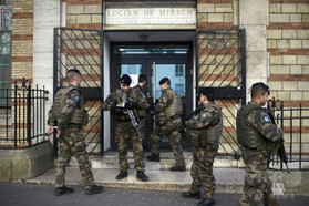仏警察、「テロ称賛」発言めぐり8歳児を聴取 仏警察、「テロ称賛」発言めぐり8歳児を聴取