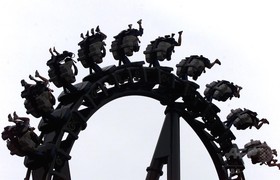 豪テーマパークで事故、コースターに20人取り残される 豪テーマパークで事故、コースターに20人取り残される