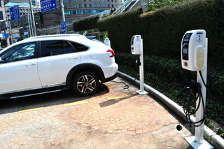 中国、EV普及の一方で充電難 充電場所をガソリン車占領、故障も 中国、EV普及の一方で充電難 充電場所をガソリン車占領、故障も