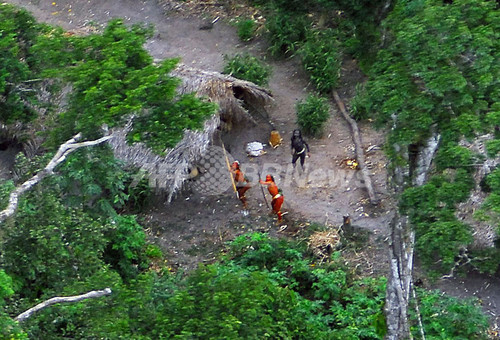 アマゾン奥地に新たな先住民、写真公開 違法伐採で生存の危機 アマゾン奥地に新たな先住民、写真公開 違法伐採で生存の危機