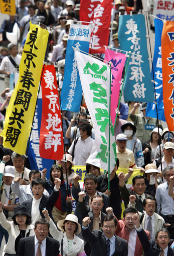春闘、景気回復も賃金上昇につながらず - 東京