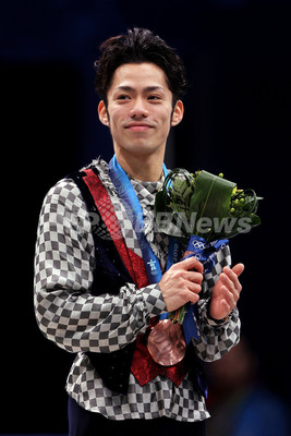 高橋が男子フィギュア初メダルの銅 優勝はライサチェク、バンクーバー冬季五輪 高橋が男子フィギュア初メダルの銅 優勝はライサチェク、バンクーバー冬季五輪