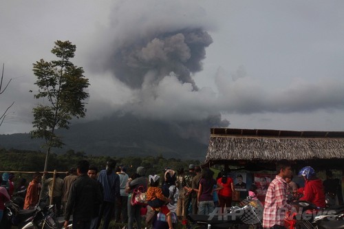 インドネシアの火山、30回にわたって噴火 避難者2万人以上に インドネシアの火山、30回にわたって噴火 避難者2万人以上に