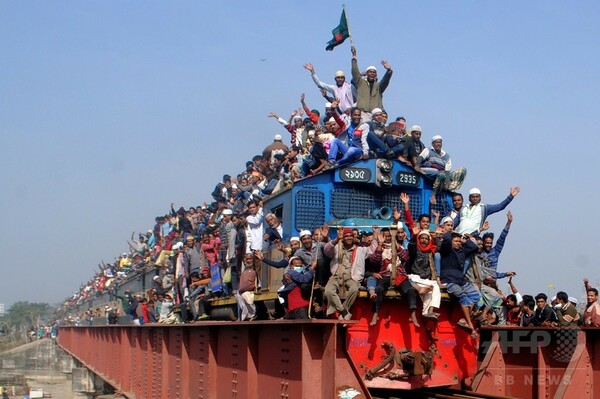 列車の屋根までぎっしり、世界規模の集会閉幕で バングラデシュ