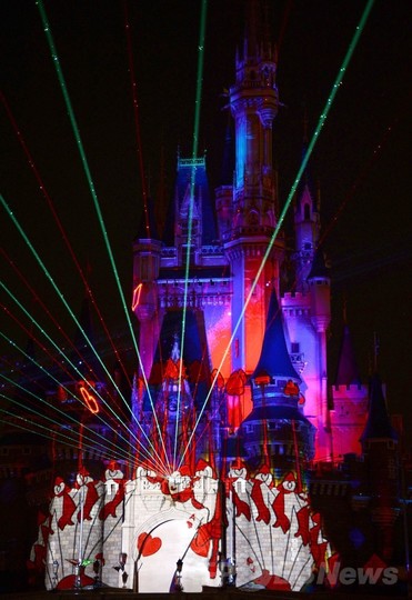 シンデレラ城にディズニーキャラが踊る「ワンス・アポン・ア・タイム」 写真9枚 国際ニュース：AFPBB News