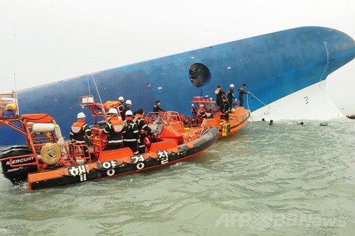韓国の旅客船転覆、3人死亡 292人が安否不明 韓国の旅客船転覆、3人死亡 292人が安否不明