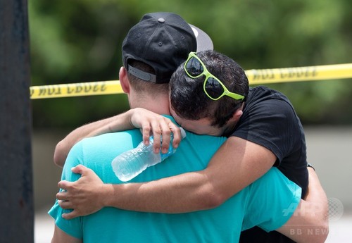フロリダのゲイクラブ銃撃、死者50人 米史上最悪の銃乱射事件に フロリダのゲイクラブ銃撃、死者50人 米史上最悪の銃乱射事件に