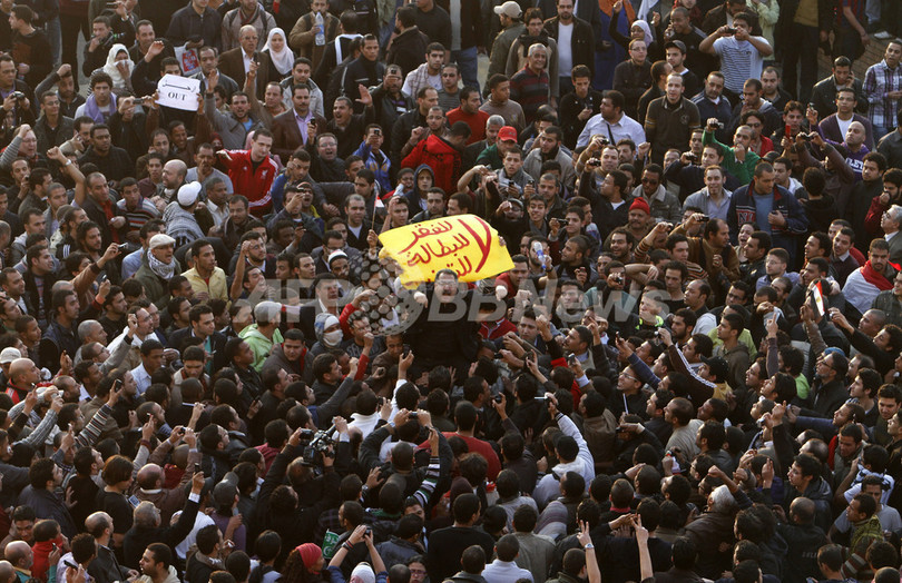 エジプトで大規模デモ、3人死亡 チュニジア「ジャスミン革命」が波及