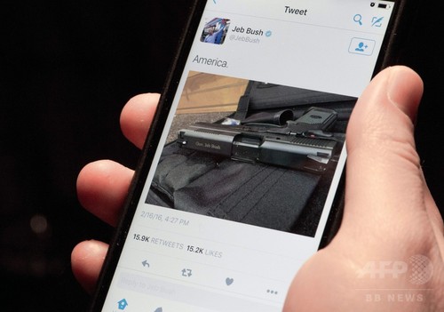 ジェブ・ブッシュ氏、拳銃画像ツイートで物議 ジェブ・ブッシュ氏、拳銃画像ツイートで物議