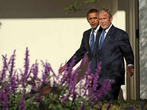 オバマ氏と去りゆくブッシュ大統領、笑顔の陰の攻防