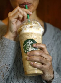 スタバのホット飲料に小さじ25杯分の砂糖、英健康団体 スタバのホット飲料に小さじ25杯分の砂糖、英健康団体