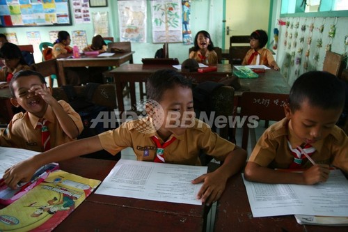 「ポルノ的記述」で教科書回収、インドネシアの小学校 「ポルノ的記述」で教科書回収、インドネシアの小学校