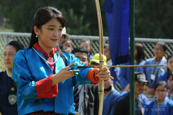 ブータン訪問中の眞子さま、現地の弓技を体験
