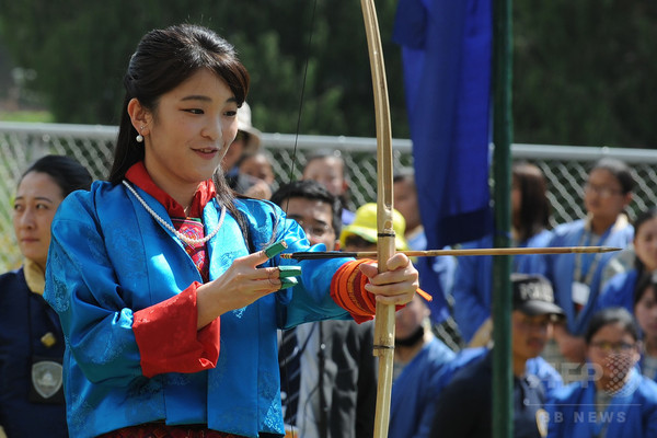 ブータン訪問中の眞子さま、現地の弓技を体験