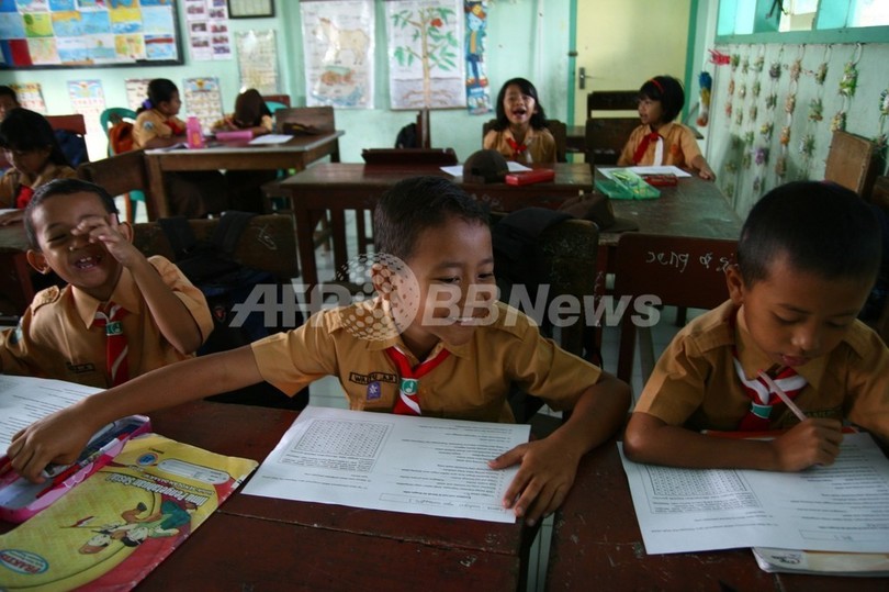 「ポルノ的記述」で教科書回収、インドネシアの小学校 「ポルノ的記述」で教科書回収、インドネシアの小学校