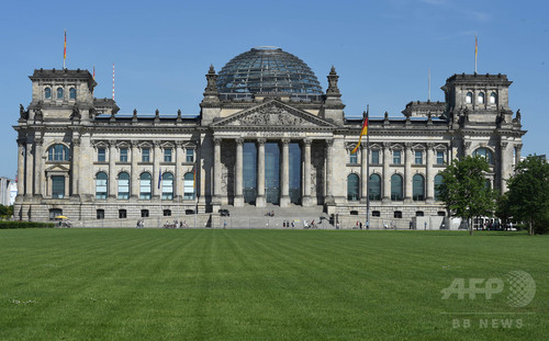 独議事堂前でナチス式敬礼、中国人観光客2人を逮捕 独議事堂前でナチス式敬礼、中国人観光客2人を逮捕