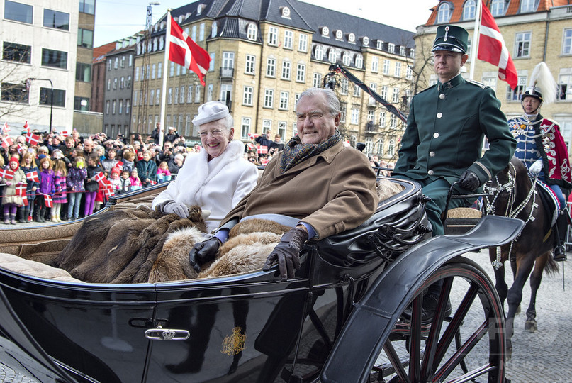 「女王と一緒の埋葬やめて」デンマーク王配殿下、待遇に長年不満 写真3枚 国際ニュース：AFPBB News