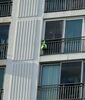 韓国マンション、窓の外にごみ袋をつるす住民…「落ちたら危険」ネットで物議