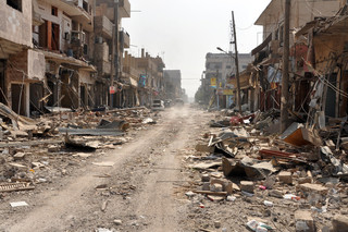 シリア東部でISが奇襲攻撃、政府軍25人死亡 シリア東部でISが奇襲攻撃、政府軍25人死亡
