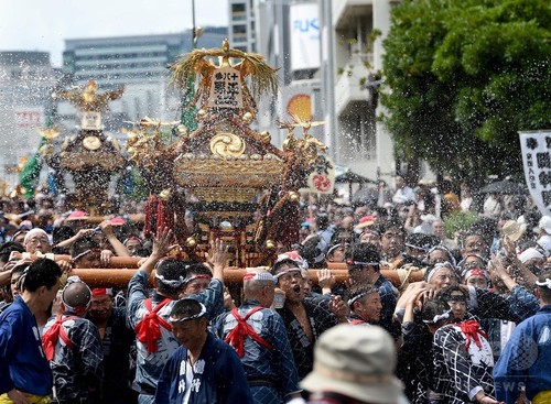 豪快に水掛け、江戸三大祭りの一つ 深川八幡祭り 豪快に水掛け、江戸三大祭りの一つ 深川八幡祭り